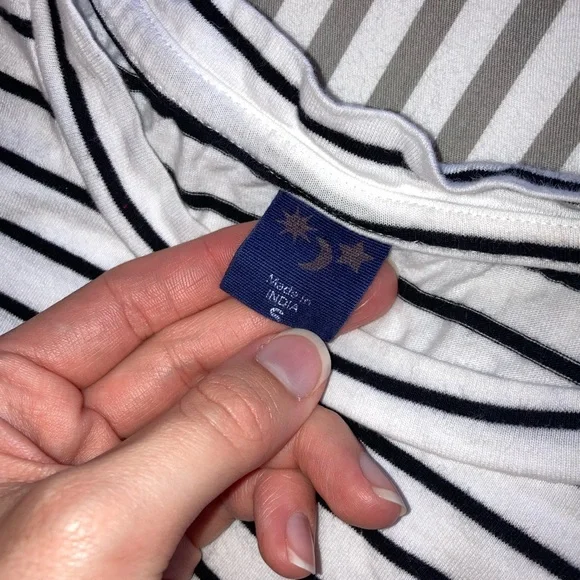 ✨3/15 Old navy Black and white Stripe embroidered tee - Picture 3 of 5